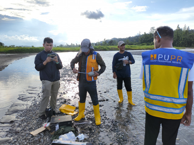 Pengambilan Sedimen di Sungai Kabupaten Manokwari, Papua Barat